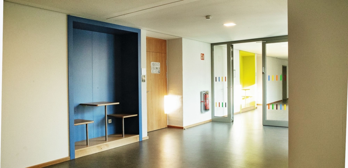 Sitznische als Rückzugsort auf dem Gang