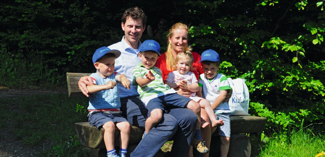 Familie auf Bank im Freien 