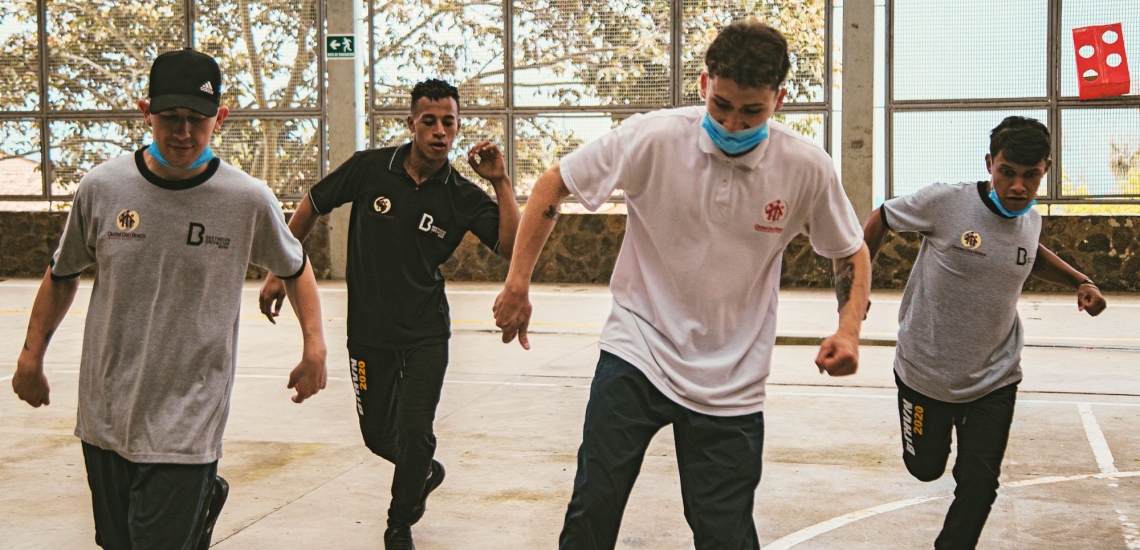 Junge Männer tanzen in Halle 