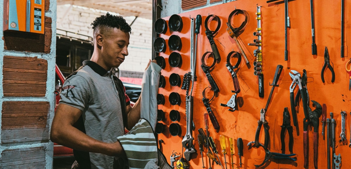 Junger Mann in Werkstatt