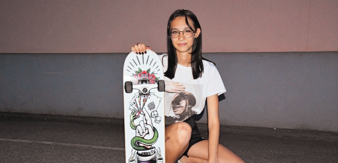 Jugendliche mit Skateboard 