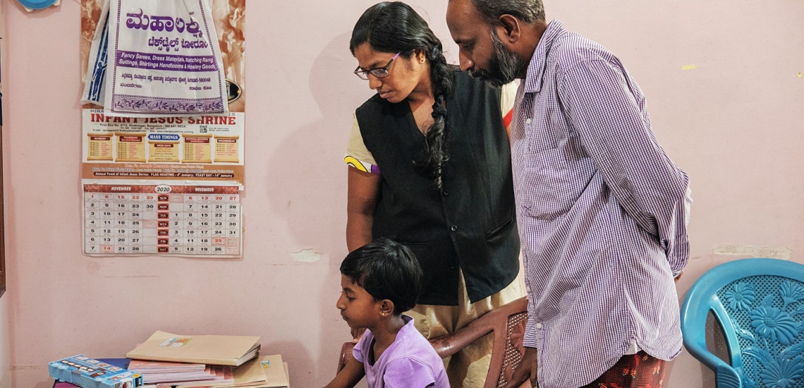 Eltern und Kind vor Schulbücherrn