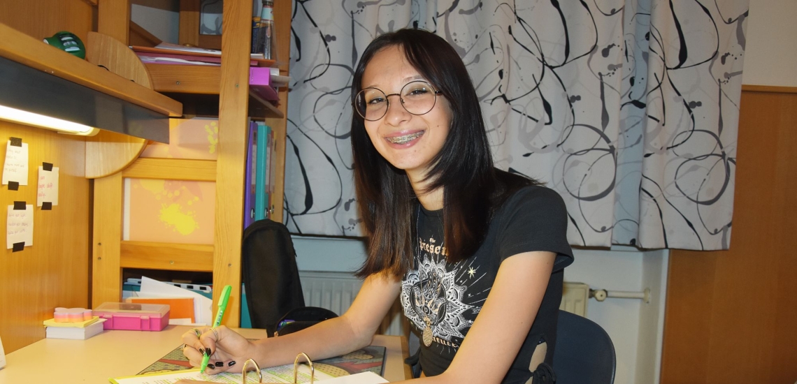 Jugendliche an Schreibtisch 