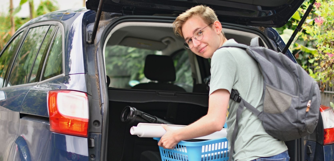 Lennart Haack mit Korb am Kofferraum