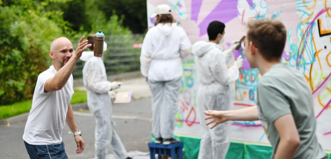 Der Graffitikünstler Moritz Etorena wirft Lennart eine Spraydose zu