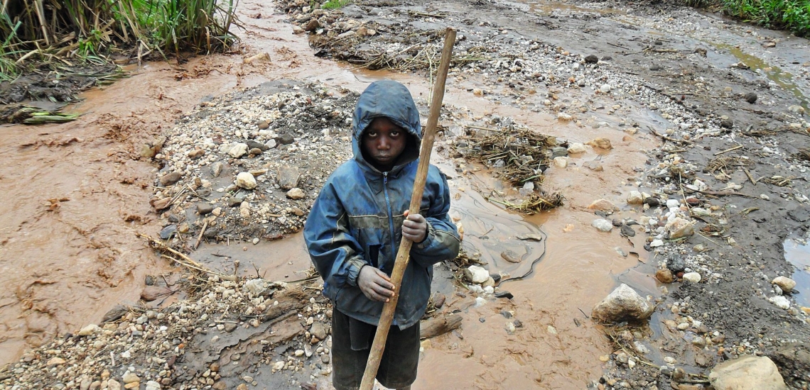 Junge mit Stock in Mine im Kongo 