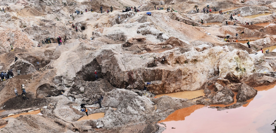 Viele Menschen in Mine in Rubaya