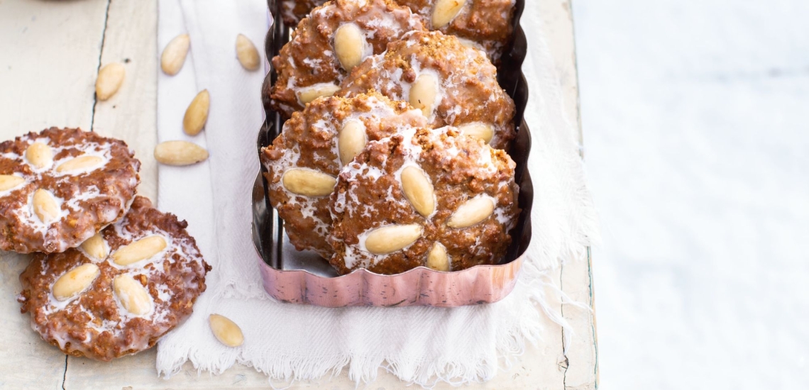 Nürnberger Elisenlebkuchen dekorativ angerichtet auf einem Holzbrett 