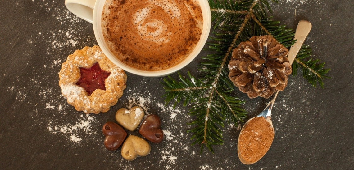 Tasse heiße Schokolade mit adventlicher Deko 