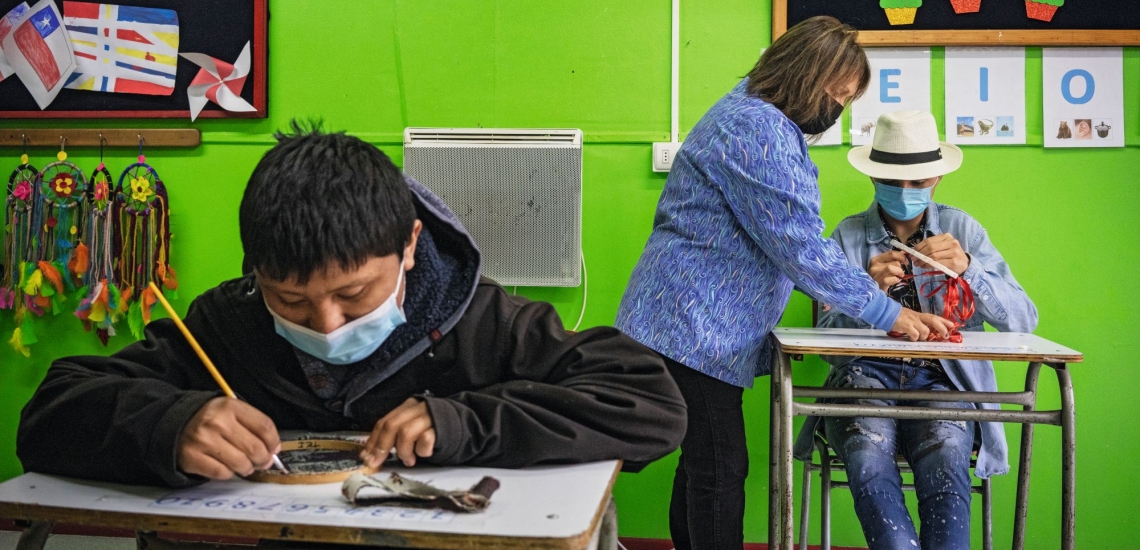 Jugendliche in Schule beim Handarbeiten 