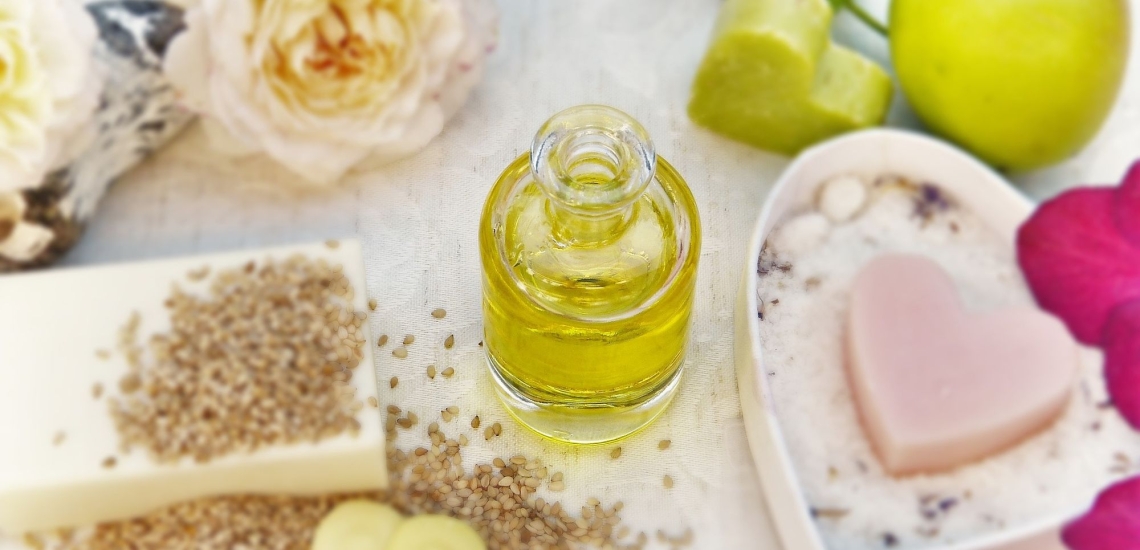 Naturkosmetik schön dekoriert mit Blüten und Obst 