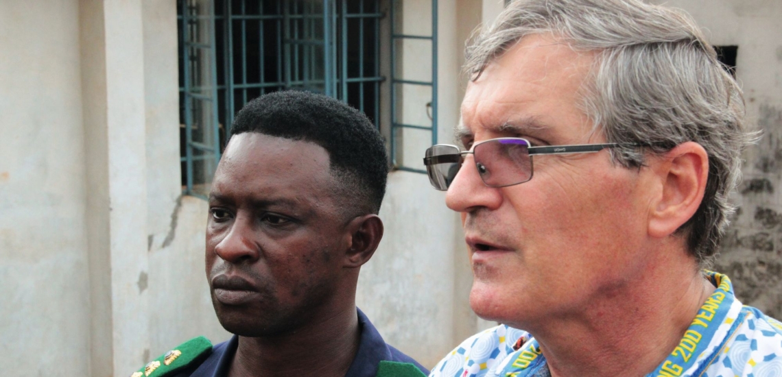 Pater Jorge Crisafulli mit einem Gefängnismitarbeiter