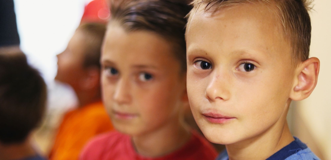 zwei Jungen schauen verunsichert in die Kamera 