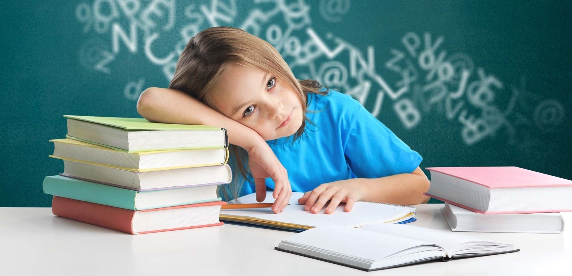 Ein Mädchen stützt seinen Kopf auf Büchern ab, schaut ratlos. Hinter ihr ist eine Tafel zu sehen.