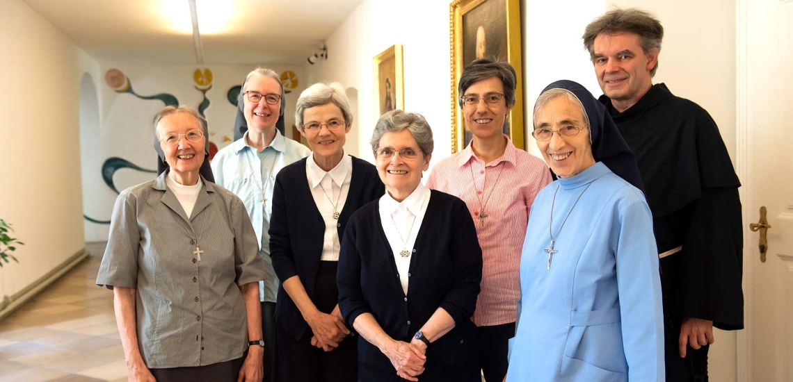 Gruppenfoto mit Mitgliedern der vier Ordensgemeinschaften