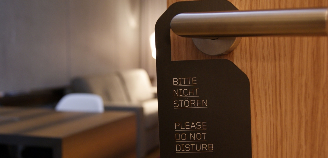 Schild an einer Hotelzimmertür mit der Aufschrift „Bitte nicht stören“