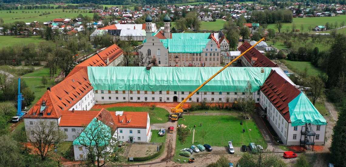 Sicherungs- und Aufräumarbeiten am Kloster Benediktbeuern wenige Tage nach dem Sturm