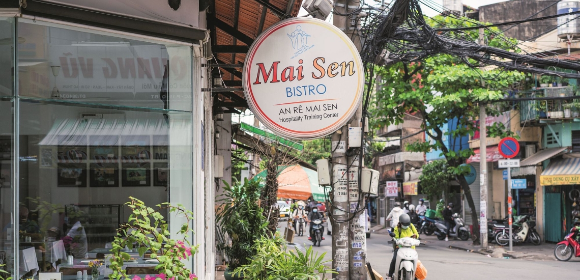 Bistro mit Werbeschild in einer Straße in Ho Chi Minh City