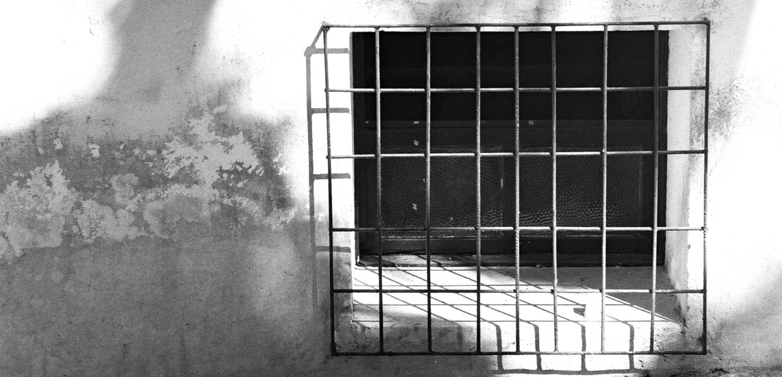 schwarz-weiß Aufnahme eines Gefängnisfensters