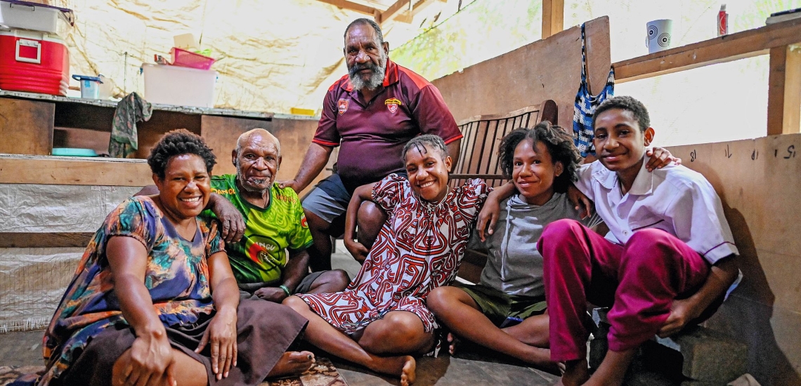 Tani mit ihrer Familie in Papua-Neuguinea