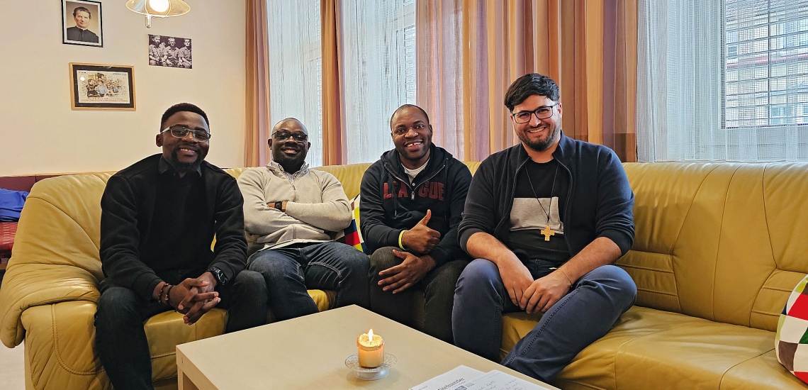 Vier Mitglieder der Ausbildungsgemeinschaft im Wiener Salesianum auf der Couch mit Kerze