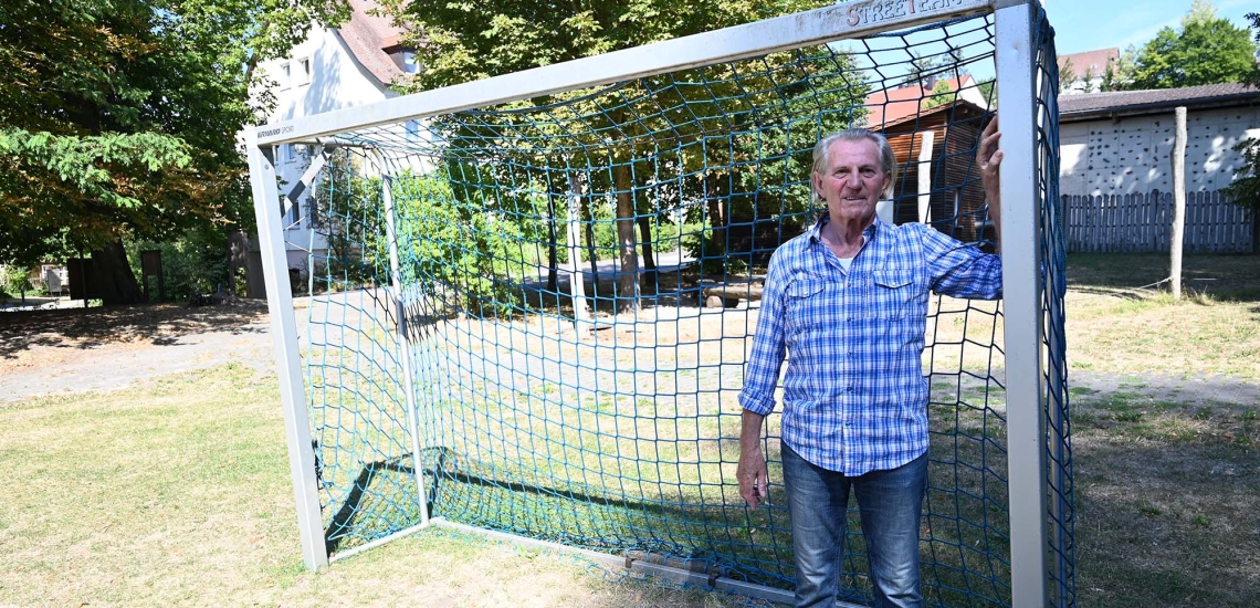 Bert Stautner vor einem Fußballtor stehend.