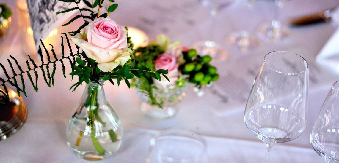 Festlich gedeckter Tisch mit Rosen und Kerzen 