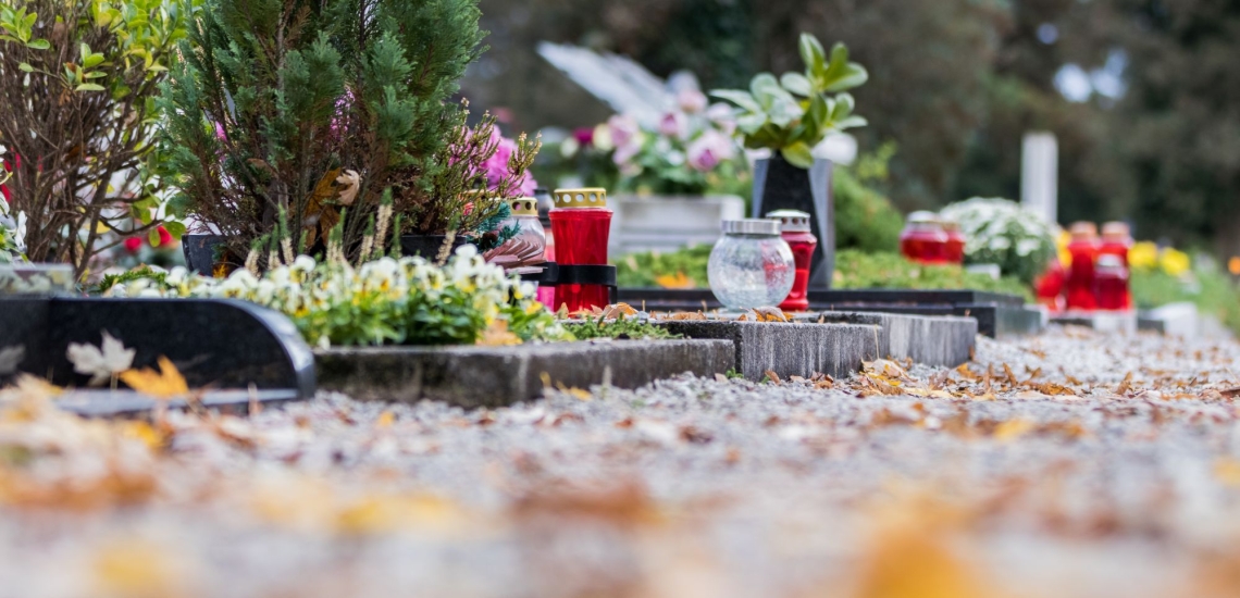 Gräber mit Blumen und Kerzen 