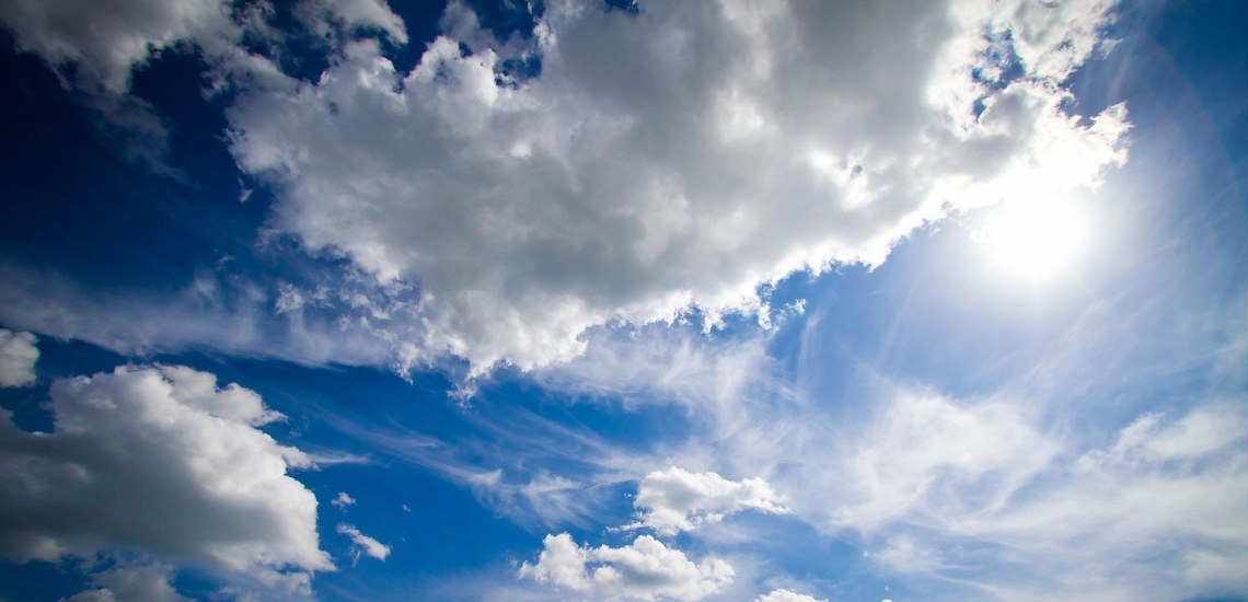 Himmel mit Wolken und Sonne 