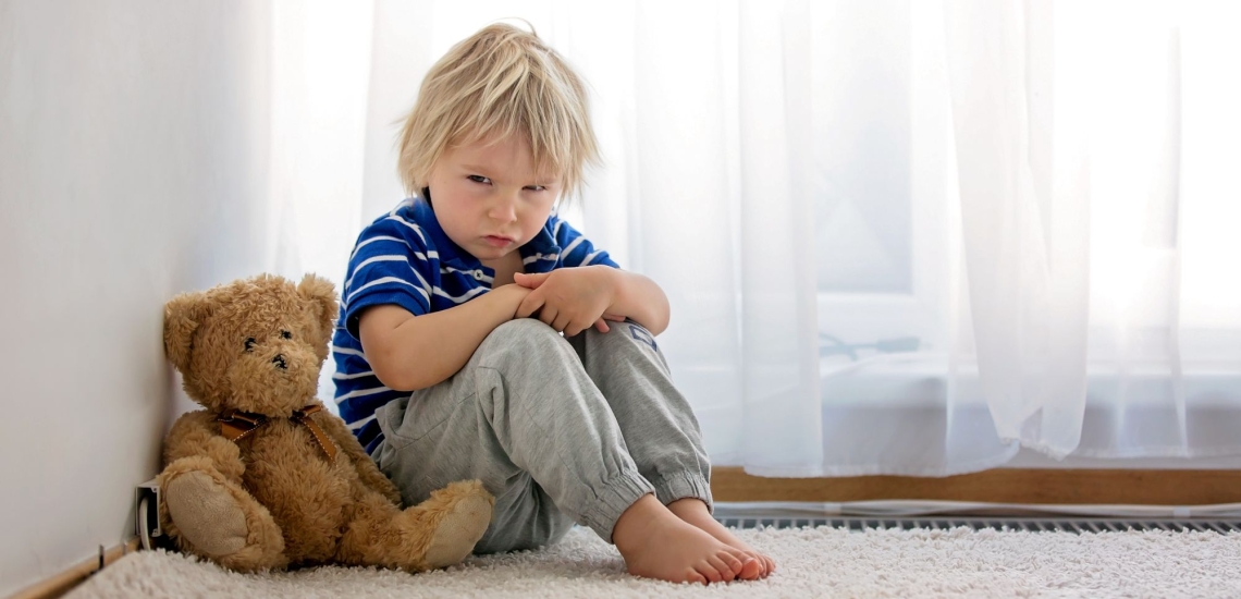 Junge wütend mit Teddy