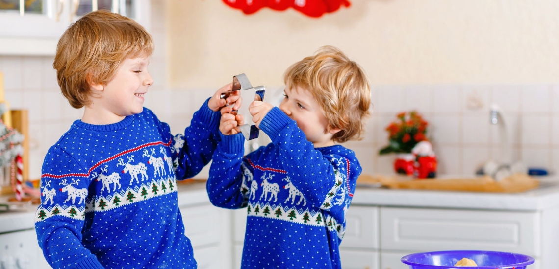 Kinder gut gelaunt mit Austechform für Plätzchen 