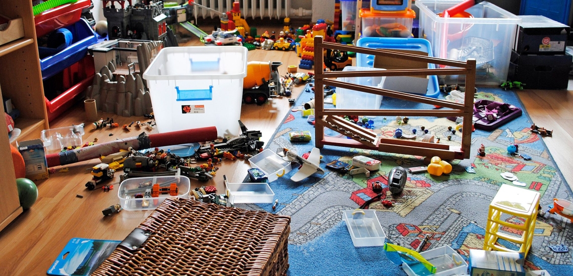 Chaos im Kinderzimmer, verstreute Spielsachen auf dem Boden 