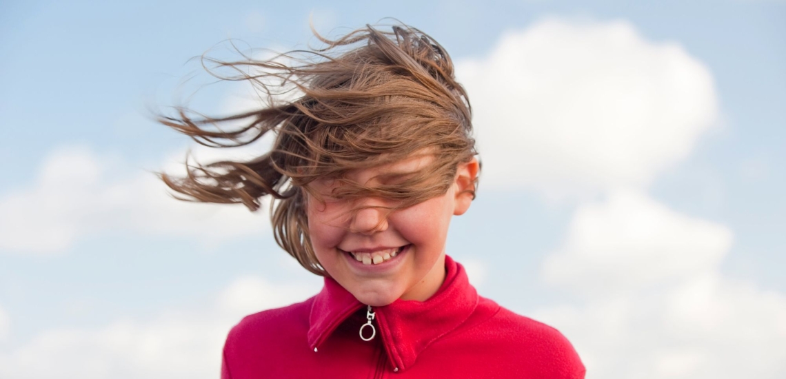 Mädchen mit vom Wind zerzausten Haaren