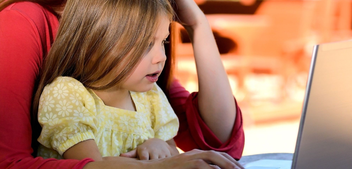 Mutter und Tochter an Notebook 