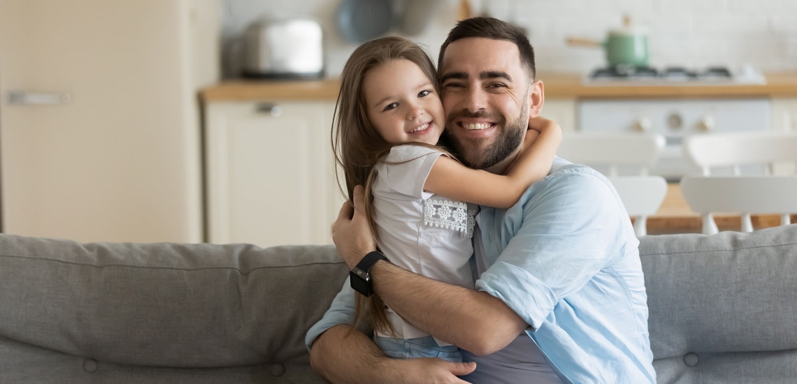 Vater und Tochter umarmen sich 