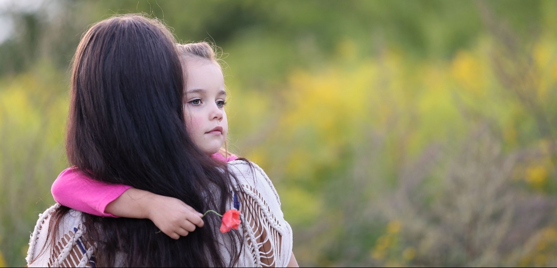 Kleines Mädchen traurig auf Arm der Mutter 