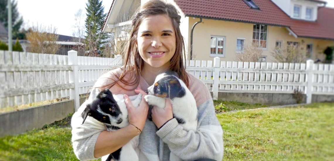 Annika Preil mit Hundewelpen