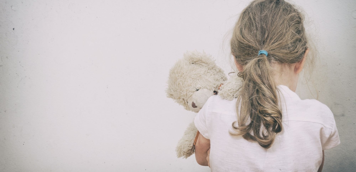 Mädchen in Ecke mit Teddybär 