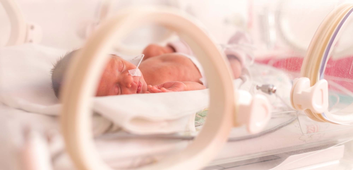 Ein frühgeborenes Baby im Inkubator.