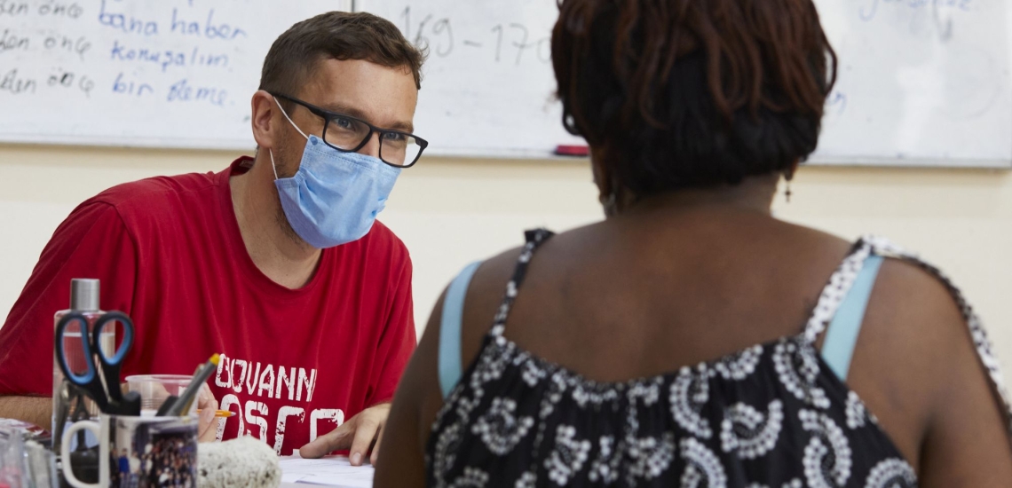 Pater Simon Härting im Gespräch mit einer Frau