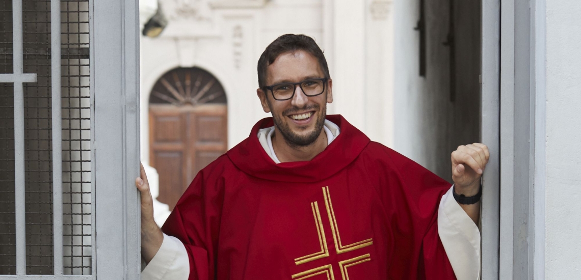 Pater Simon Härting im Priestergewand 