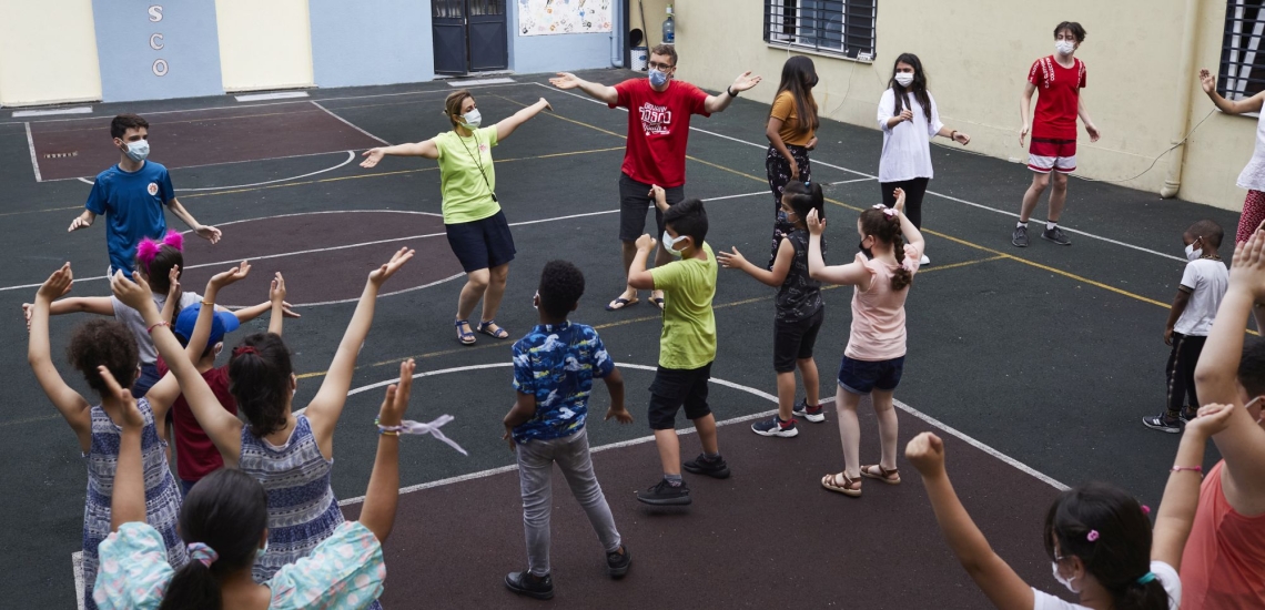 Kinder spielen in einem Hof