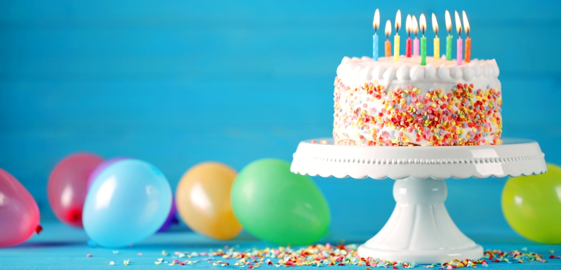 Torte und Luftballons für Kindergeburtstag