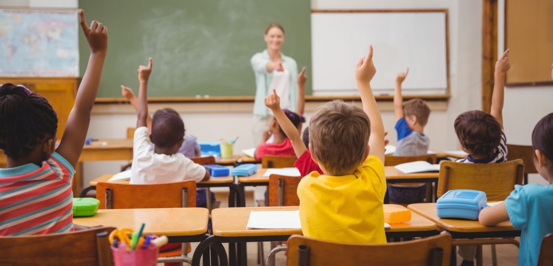 Schülerinnen und Schüler melden sich im Klassenzimmer 