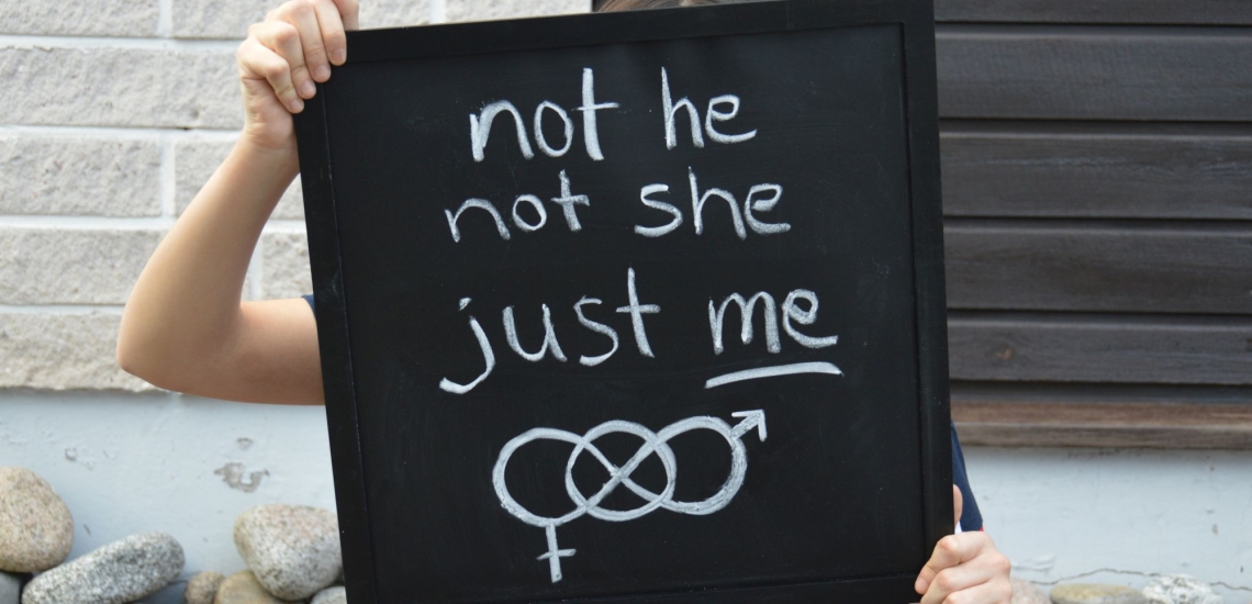 Tafel mit der Aufschrift not he not she just me 