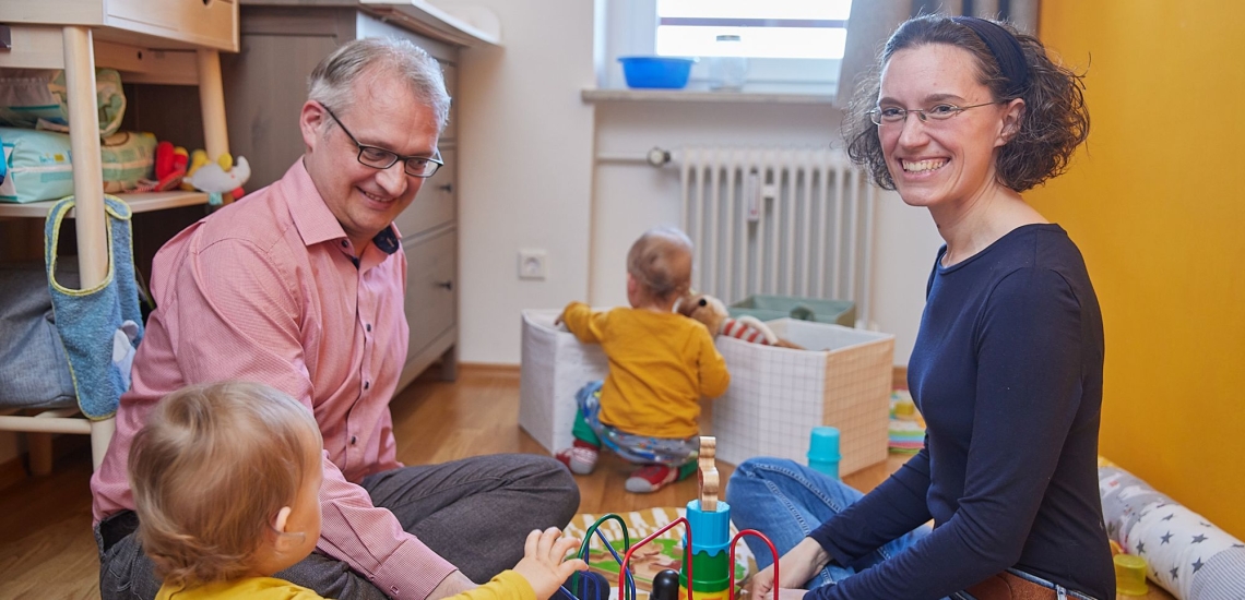 Eltern und Kinder im Kinderzimmer