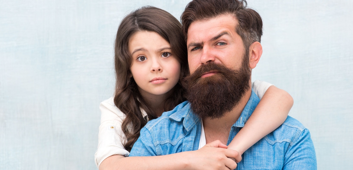 Ein Vater und seine Tochter schauen skeptisch in die Kamera.