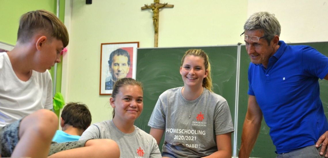 Lehrer mit Jugendlichen im Klassenzimmer 