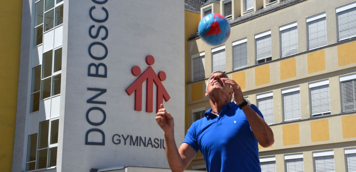 Lehrer übt Kopfball auf Pausenhof des Don Bosco Gymnasiums Unterwaltersdorf 