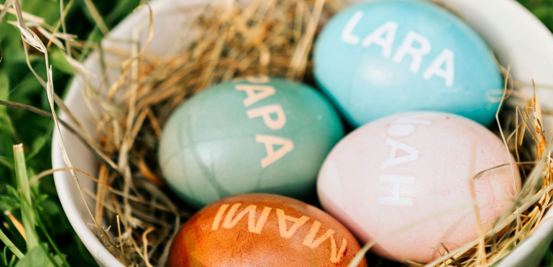 Gefärbte Eier mit Namen in Osternest
